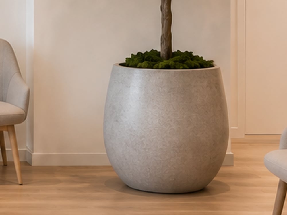 Grossformatiges, architektonisches Pflanzgefäss als Interior-Design-Element
